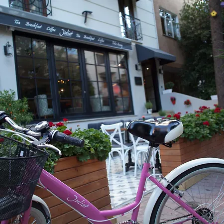 Juliet & Kitchen Hotel 2*